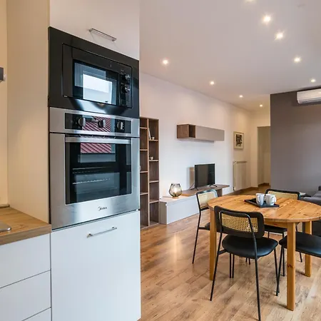 Guesthost - Bright And New 1br With Ac Como