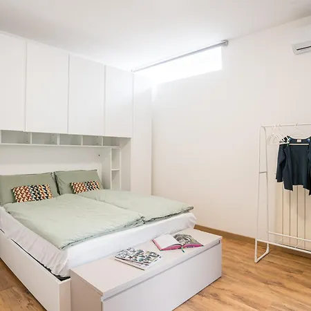 Guesthost - Bright And New 1br With Ac Apartment Como