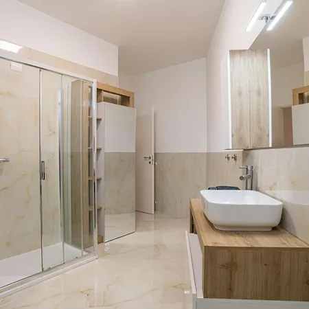Guesthost - Bright And New 1br With Ac Como