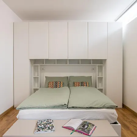 Guesthost - Bright And New 1br With Ac Apartment Como