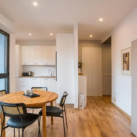 Guesthost - Bright And New 1br With Ac Apartment Como